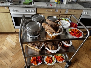 Auch im Juni gab es für alle Klassen wieder ein gesundes Frühstück mit leckerem Kräuterquark, Gemüse zum dippen und frischem Brot .... schnell war alles aufgegessen.